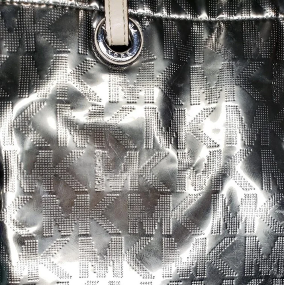 MICHAEL KORS Metallic Pewter Mirror Logo PVC & Leather North South Jet Set Tote - Picture 4 of 16